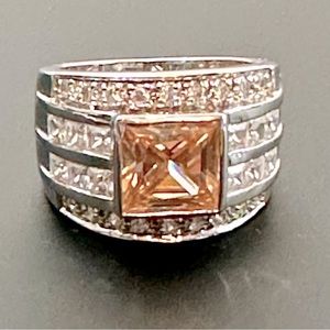 STERLING SILVER & CZ RING WITH CHAMPAGNE CENTRE.